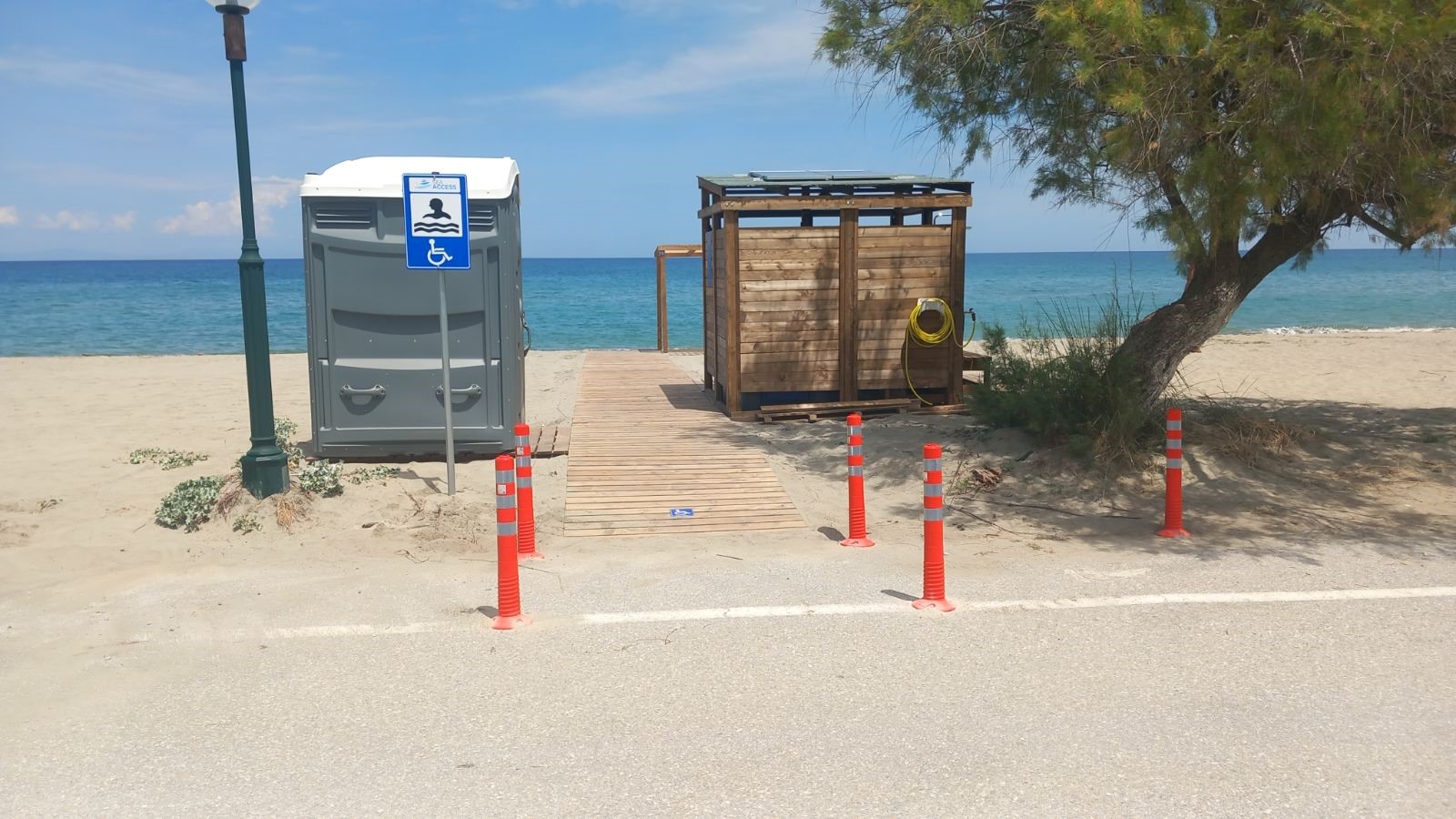 Νέες αυτόματες ηλεκτρικές ράμπες για ΑμεΑ σε παραλίες